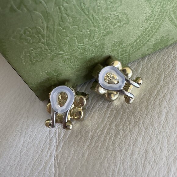 NEW GUCCI Pearl Earrings Interlocking Gold Clip On Type Logo Engraved 2cm x 2cm - Picture 4 of 10